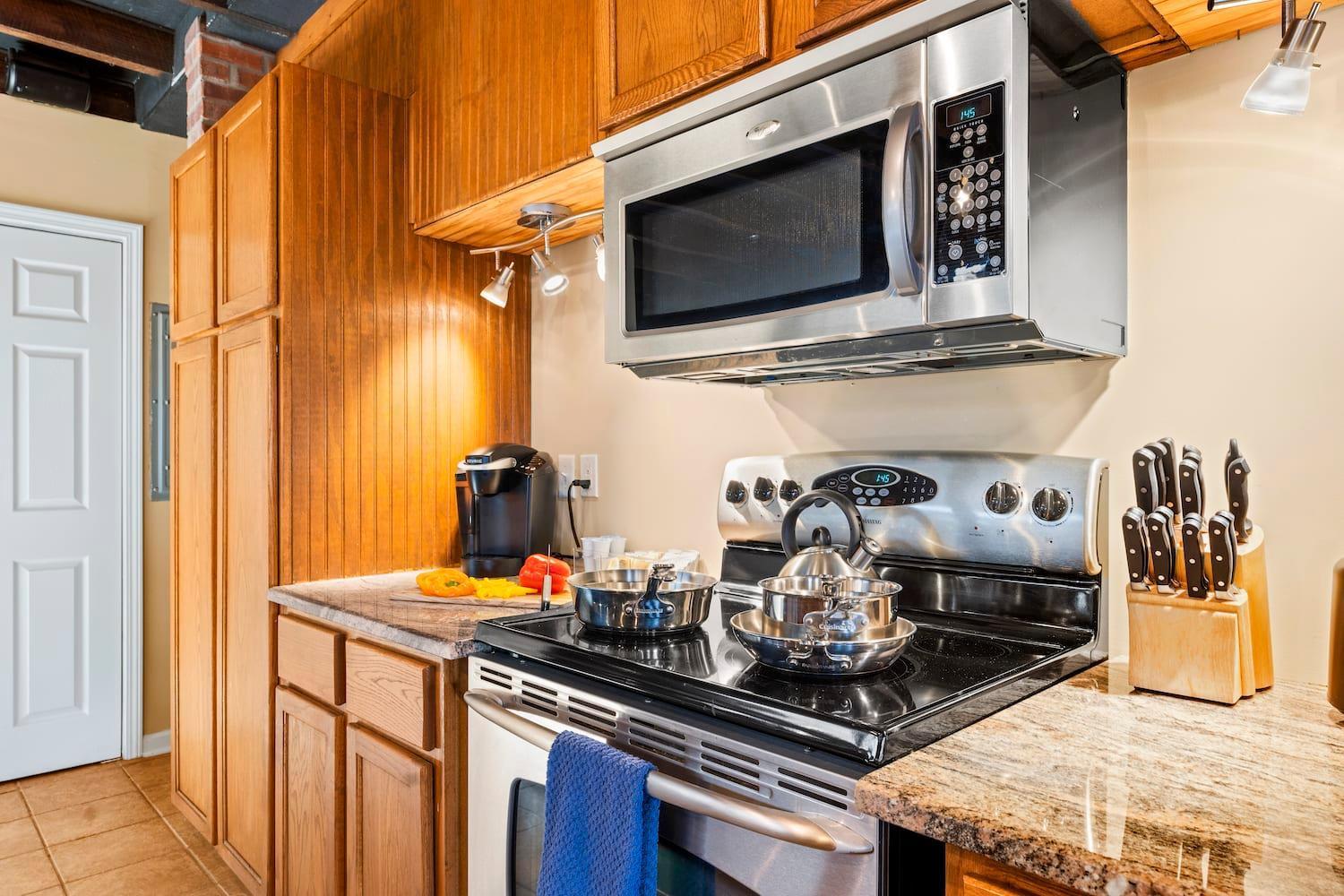 King Penthouse Sleep8 4bed 3br 2ba Swepson Loft *