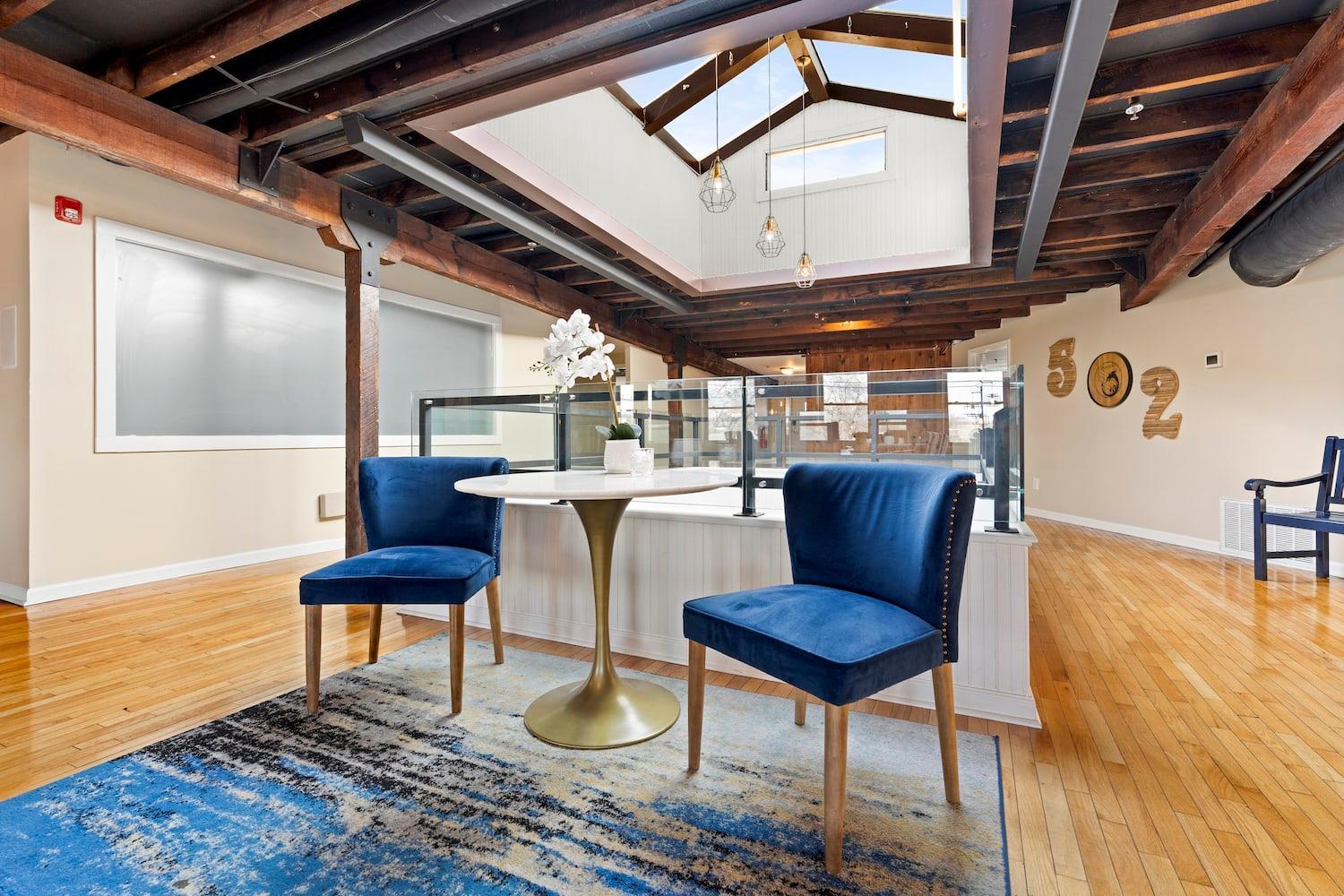 King Penthouse Sleep8 4bed 3br 2ba Swepson Loft Apartment