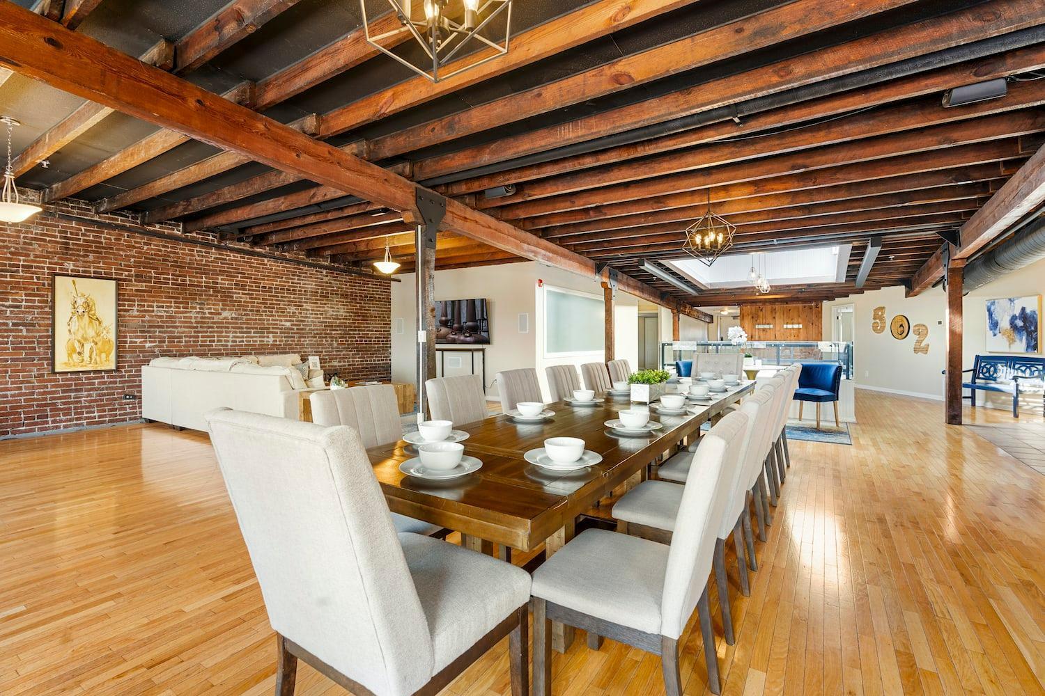 King Penthouse Sleep8 4bed 3br 2ba Swepson Loft Louisville