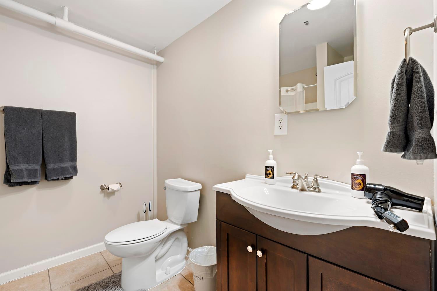 King Penthouse Sleep8 4bed 3br 2ba Swepson Loft Apartment