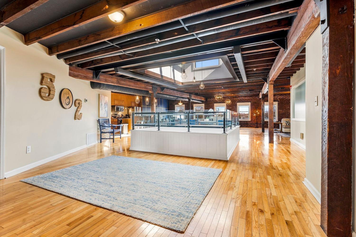 King Penthouse Sleep8 4bed 3br 2ba Swepson Loft Apartment *