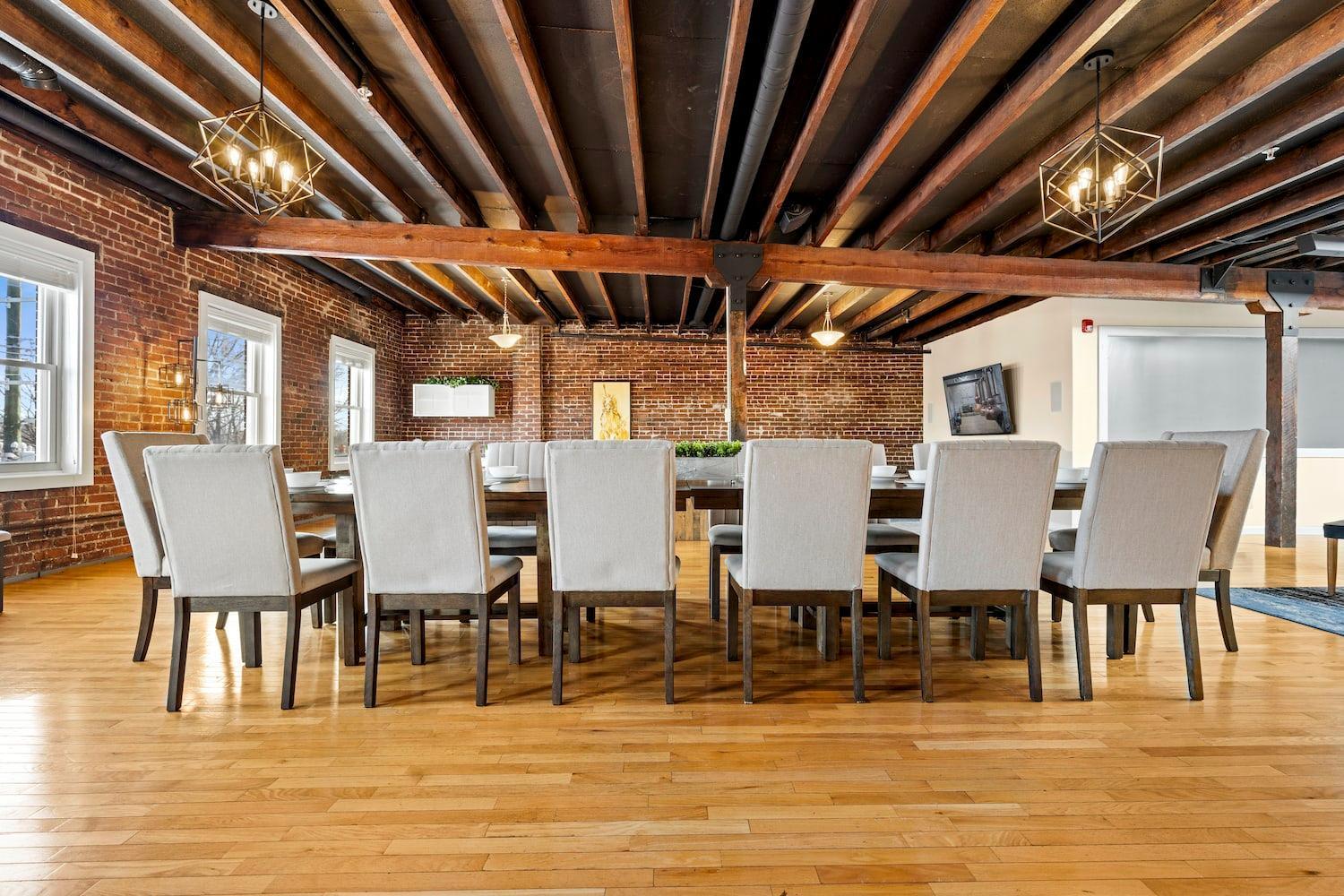 King Penthouse Sleep8 4bed 3br 2ba Swepson Loft Louisville