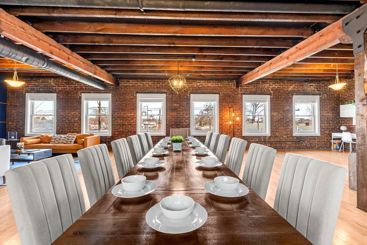 King Penthouse Sleep8 4bed 3br 2ba Swepson Loft Apartment