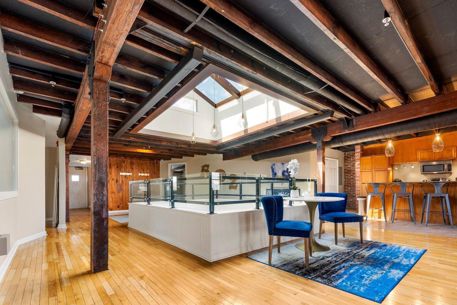 Apartment King Penthouse Sleep8 4bed 3br 2ba Swepson Loft