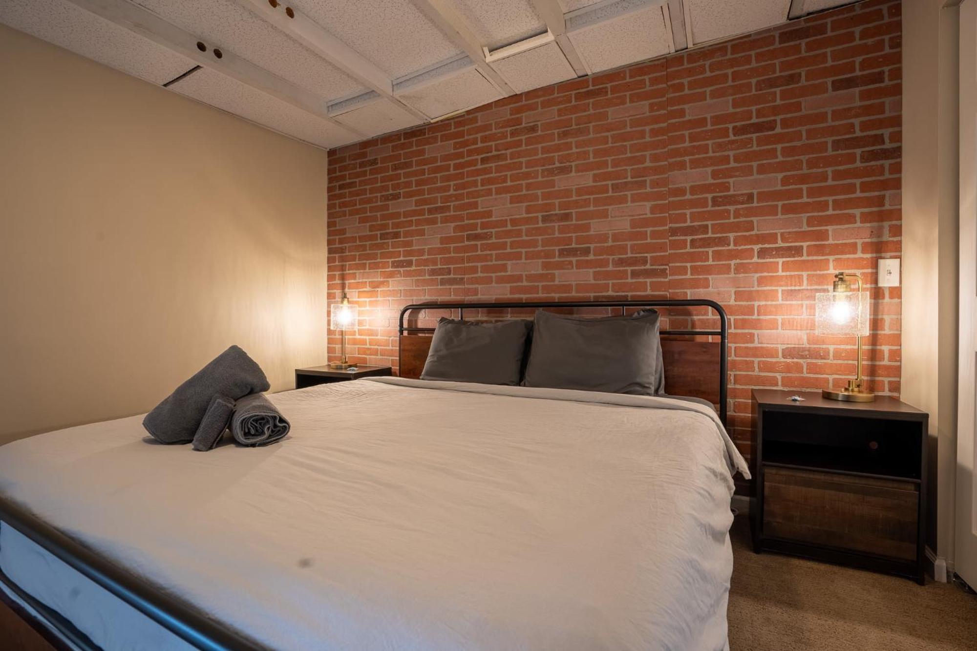 King Penthouse Sleep8 4bed 3br 2ba Swepson Loft Apartment *