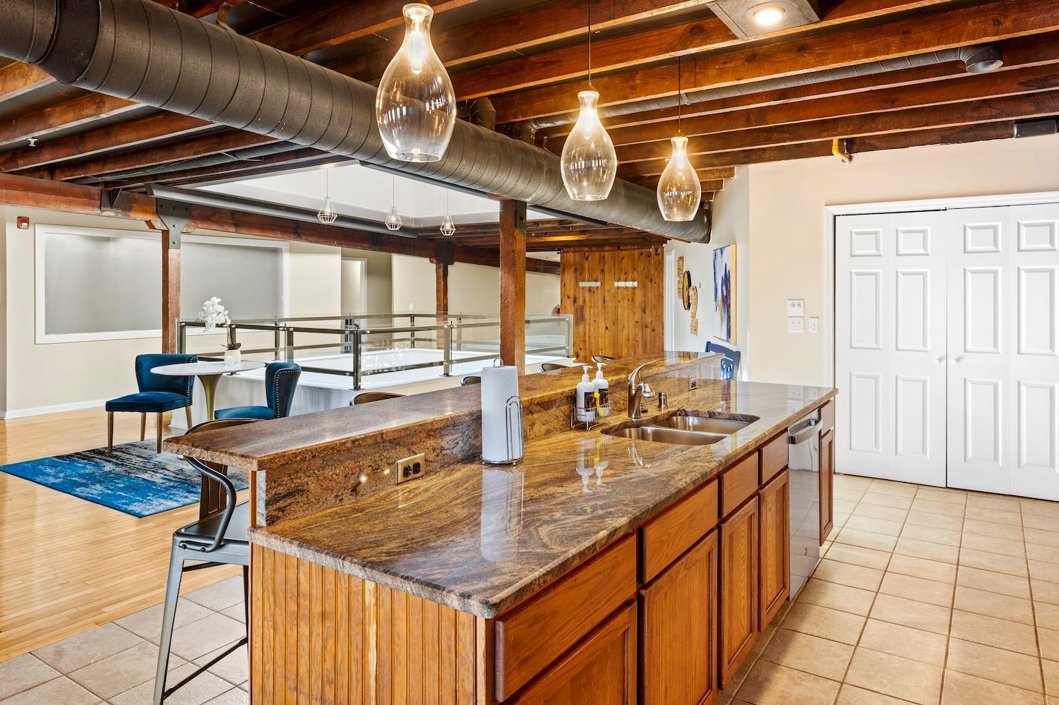 Apartment King Penthouse Sleep8 4bed 3br 2ba Swepson Loft *