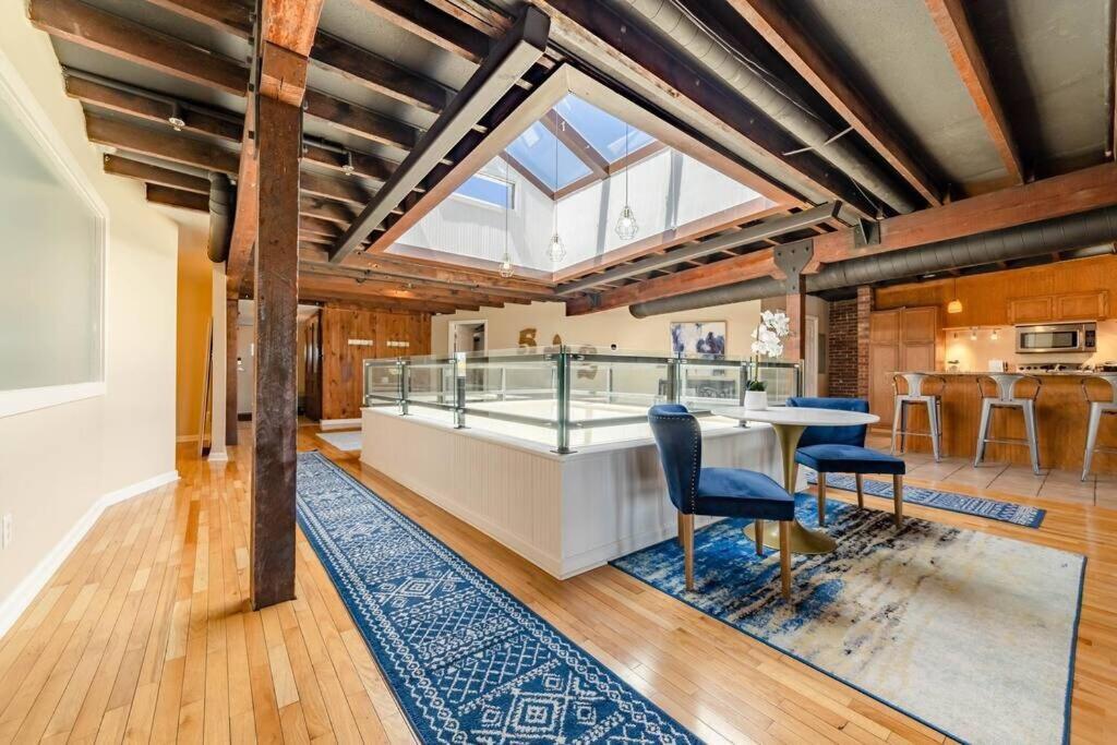 Apartment King Penthouse Sleep8 4bed 3br 2ba Swepson Loft Louisville
