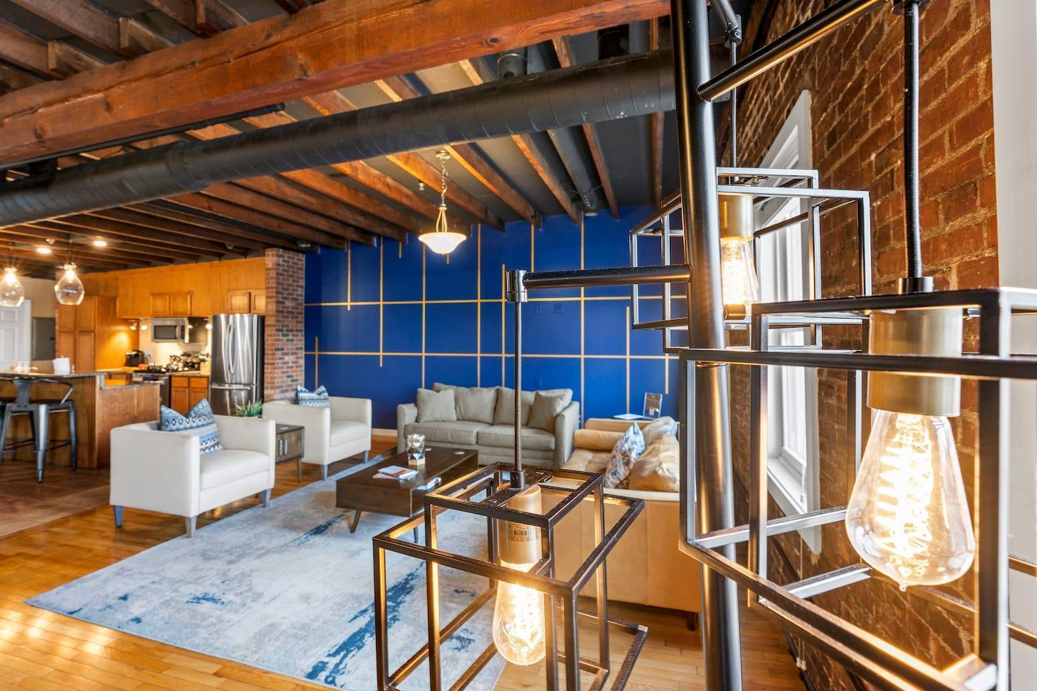 King Penthouse Sleep8 4bed 3br 2ba Swepson Loft Apartment
