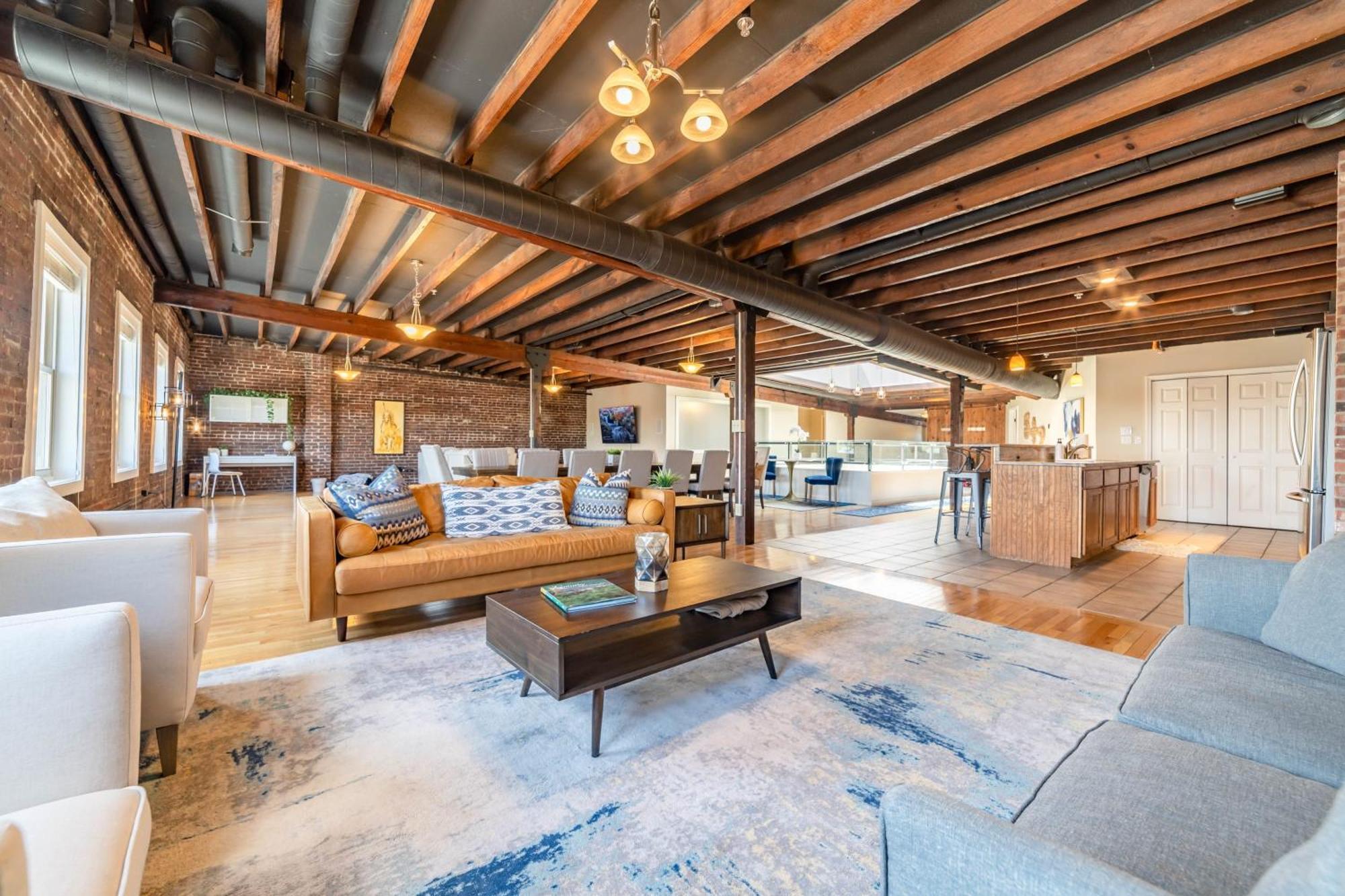 King Penthouse Sleep8 4bed 3br 2ba Swepson Loft * Louisville